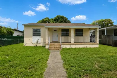126 W 35th St, Hialeah: photo 1 of 18