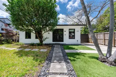 412 NW 41st St, Miami: photo 1 of 5