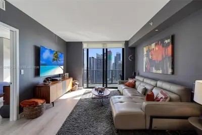 45 SW 9th St #3405, Miami: photo 1 of 32