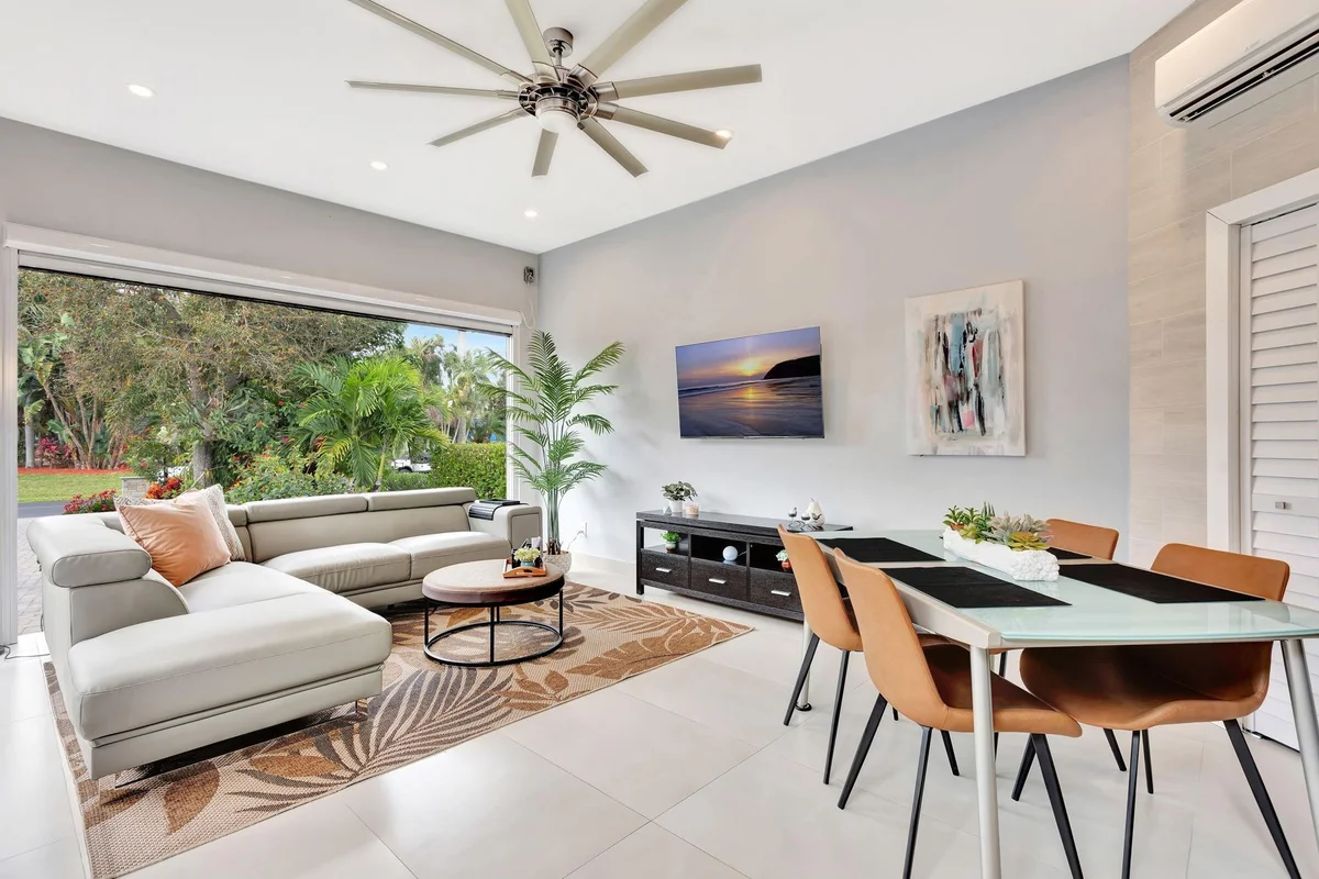 397 Sundial Cir, Margate: photo 1 of 28