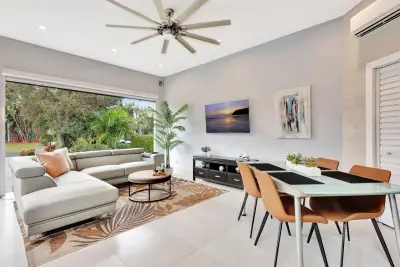 397 Sundial Cir, Margate: photo 1 of 28
