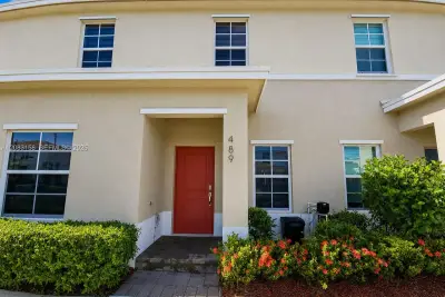 489 NE 4th St, Florida City: photo 1 of 37