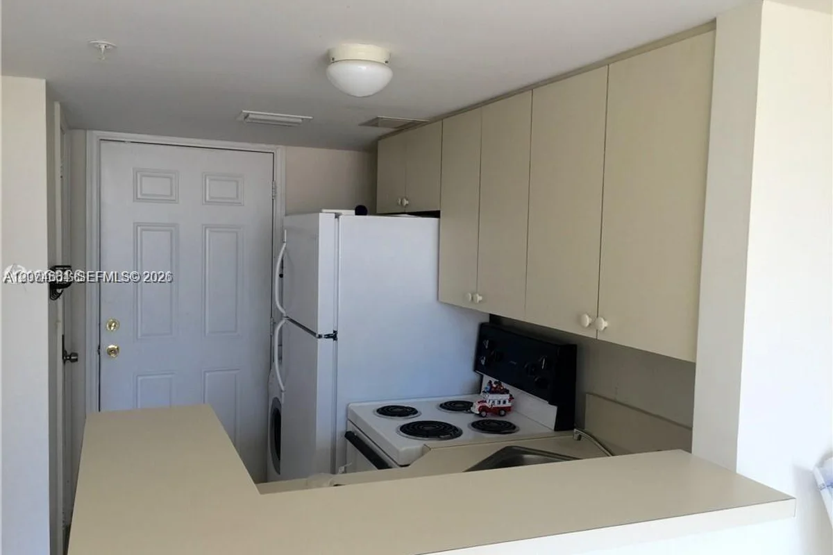 450 SW 3rd St #15, Miami: photo 1 of 17