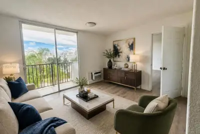 16450 NW 2 #309, Miami: photo 1 of 13