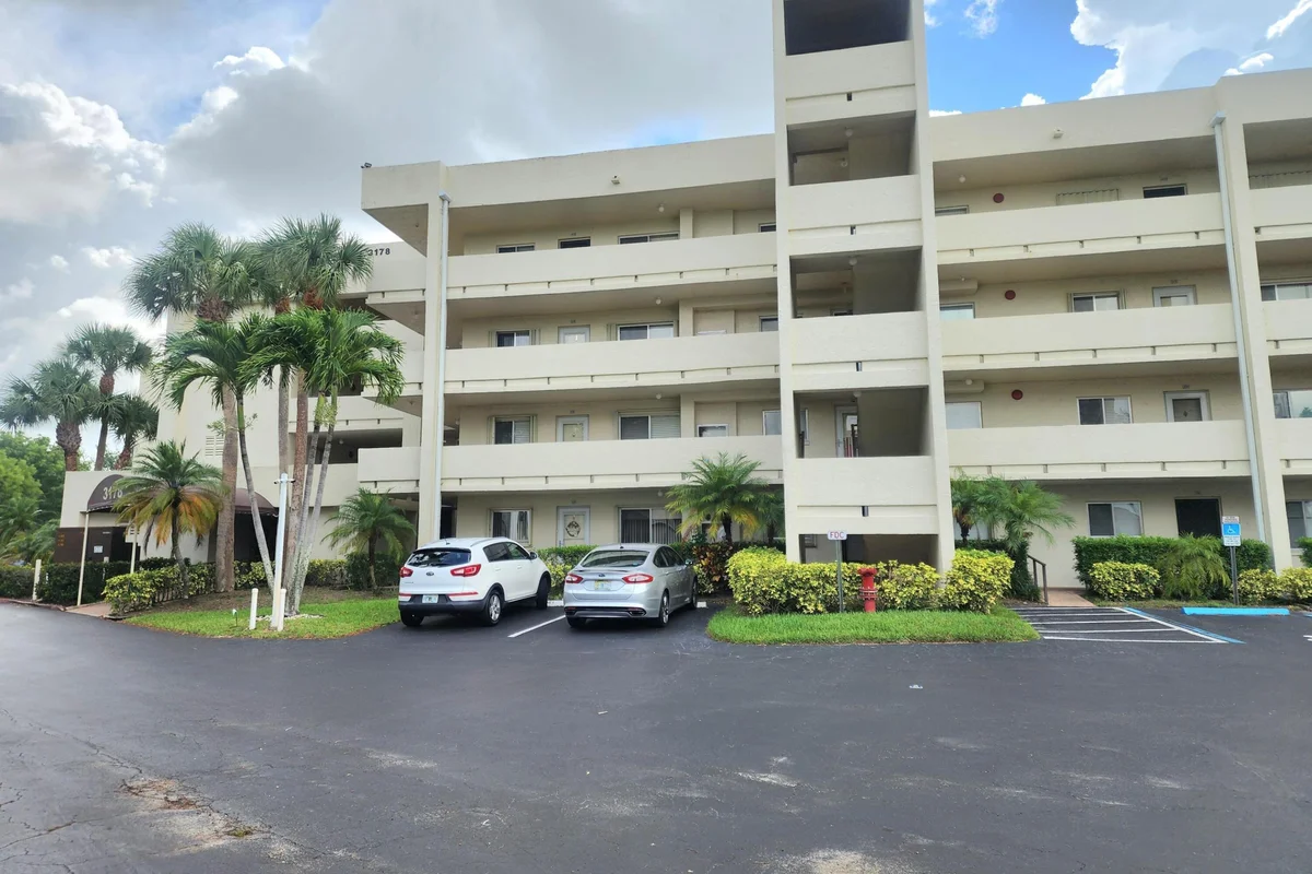 3178 Via Poinciana Dr #411, Lake Worth: photo 1 of 10