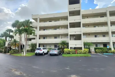 3178 Via Poinciana Dr #411, Lake Worth: photo 1 of 10