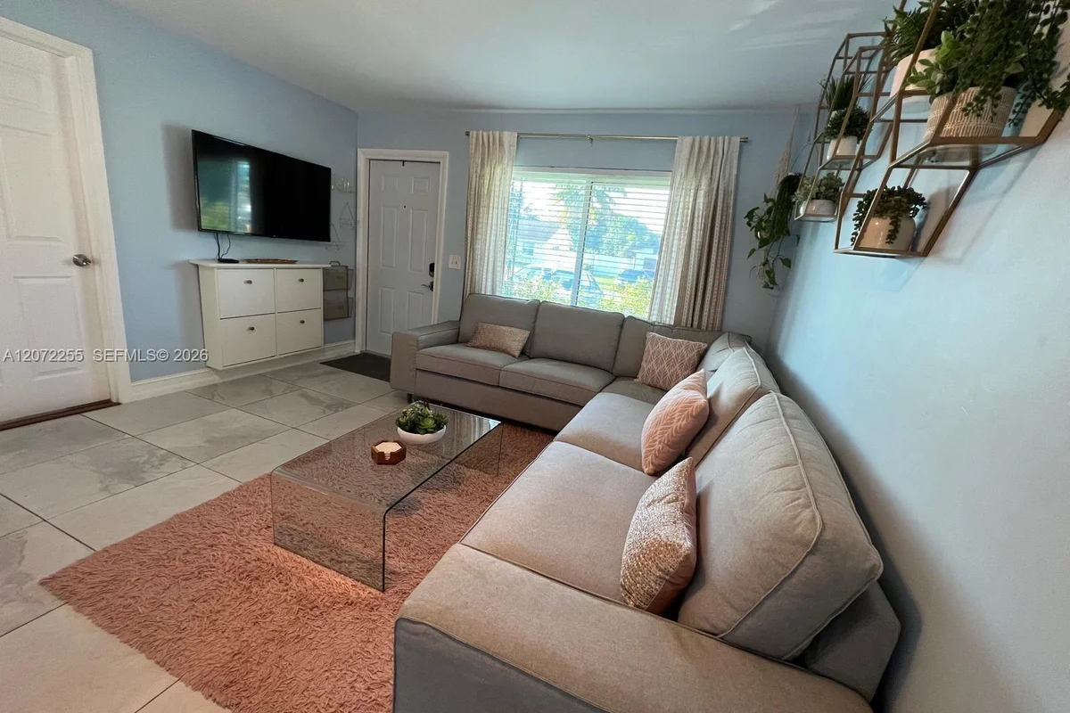 House in North Lauderdale: photo 1 of 8