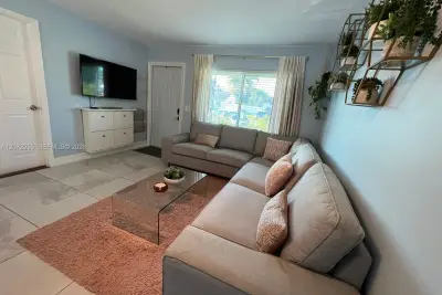 House in North Lauderdale: photo 1 of 8