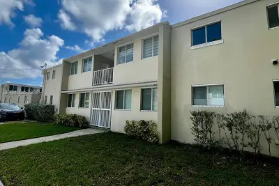695 SW 11th St #204, Miami: photo 1 of 23