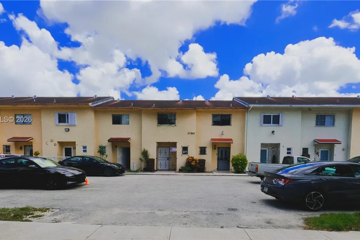 1790 W 58th St #6, Hialeah: photo 1 of 23