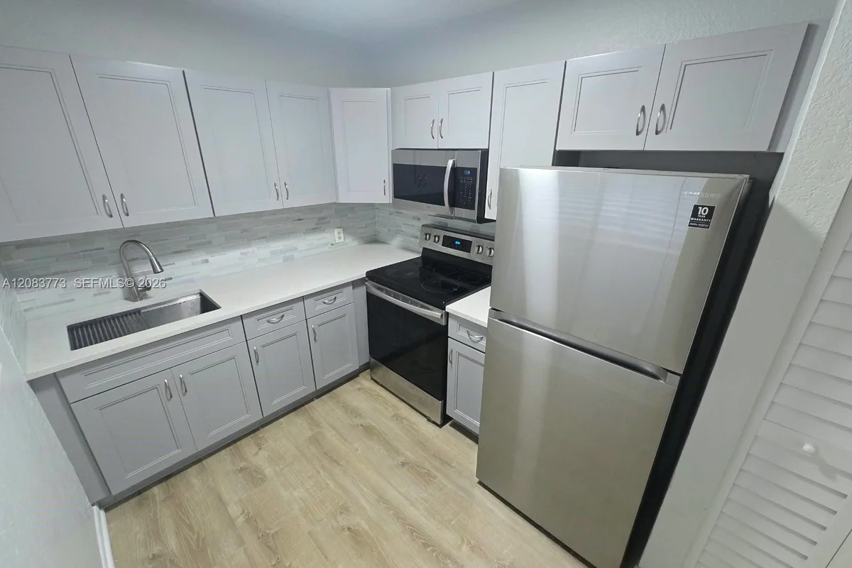 Condo in Hialeah: photo 1 of 8