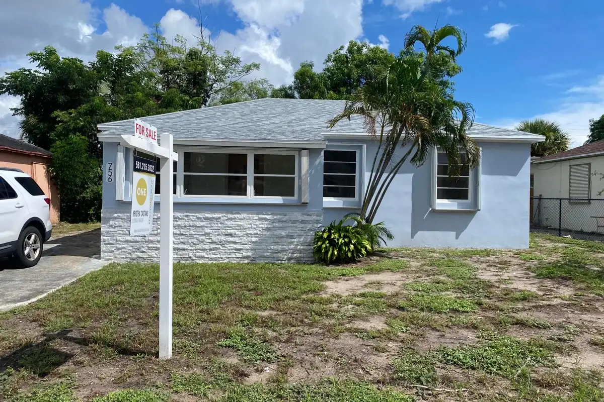 756 W 1st St, Riviera Beach: photo 1 of 16