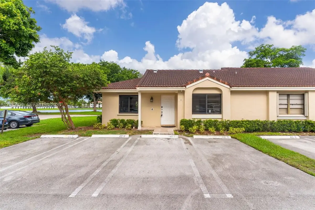 6552 NW 172nd Ln, Hialeah: photo 1 of 39