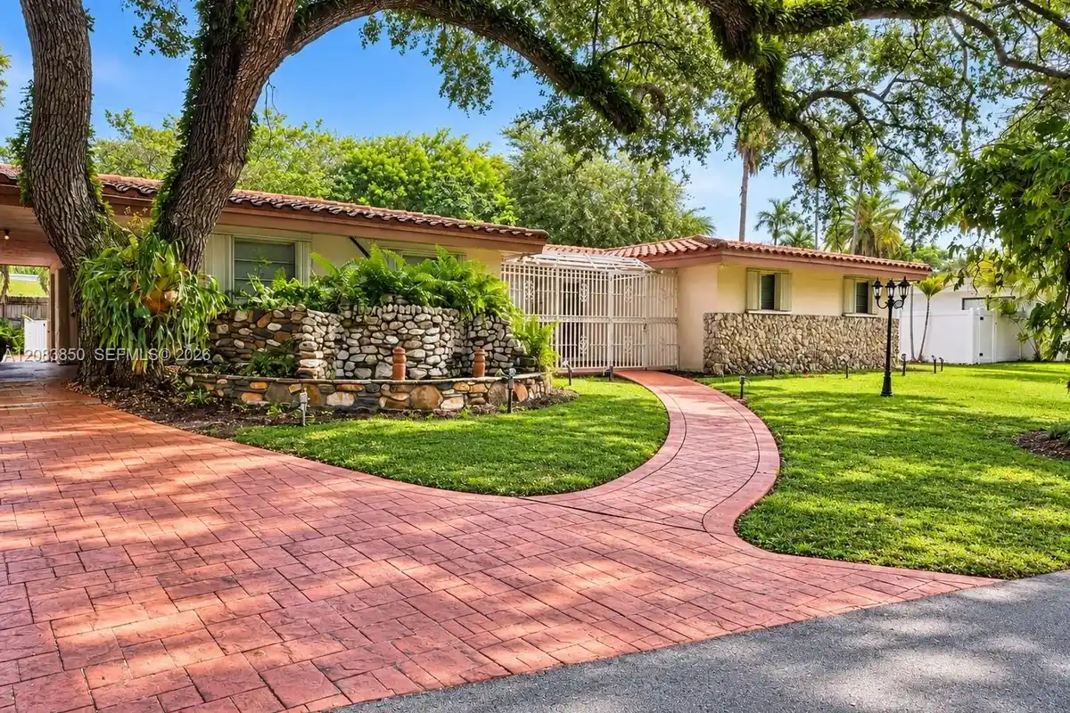 2161 NE 190th Ter, Miami: photo 1 of 4
