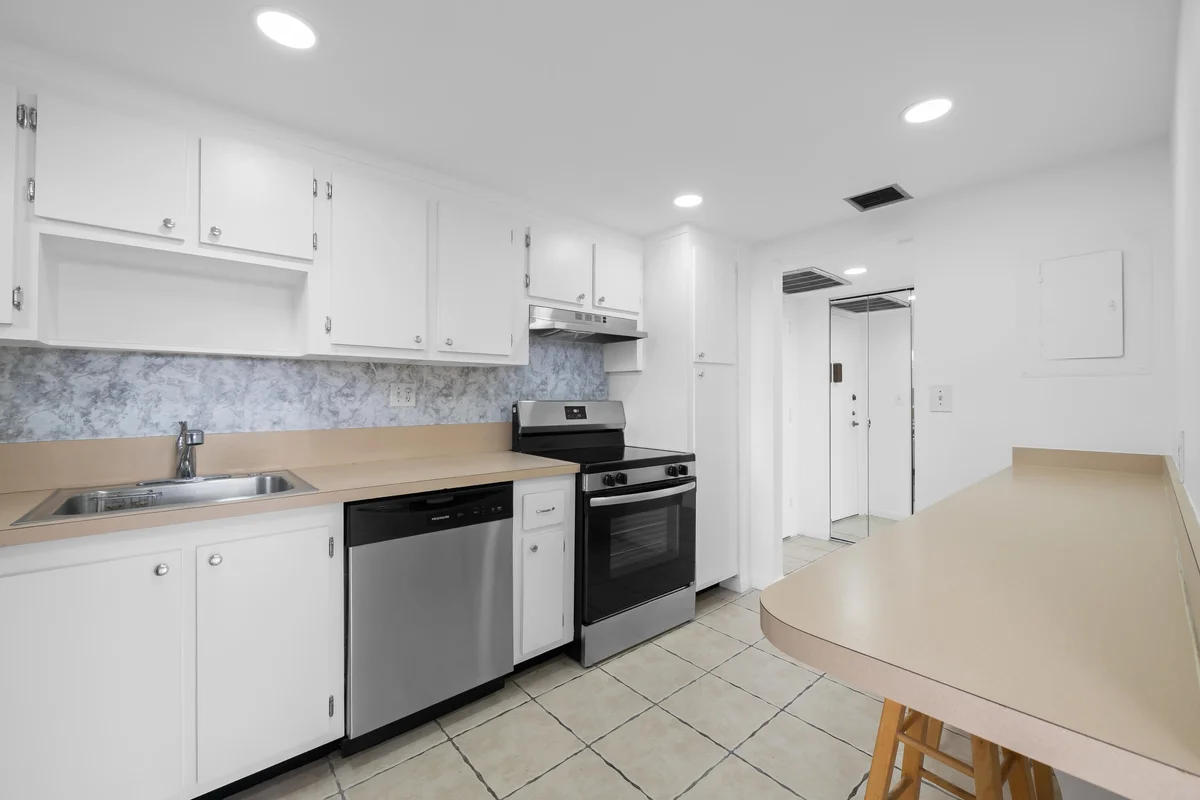 2781 Taft St #303, Hollywood: photo 1 of 23