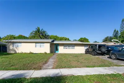 1725 NW 10th Ave, Fort Lauderdale: photo 1 of 28