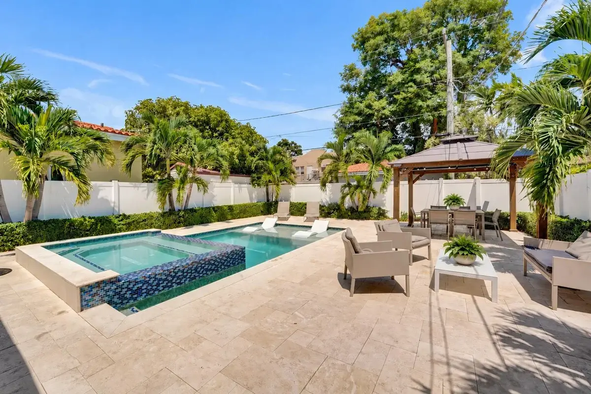 1535 Hollywood Blvd, Hollywood: photo 1 of 32