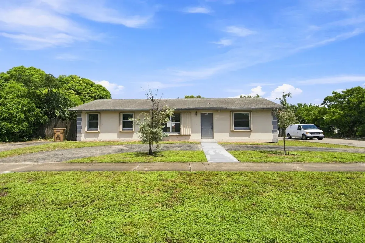 399 SW 14th St, Deerfield Beach: photo 1 of 34