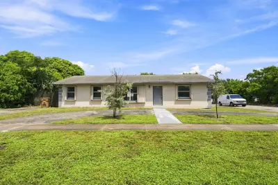 399 SW 14th St, Deerfield Beach: photo 1 of 34
