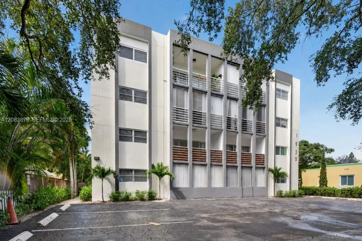 1939 Jefferson St #204, Hollywood: photo 1 of 38