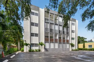 1939 Jefferson St #204, Hollywood: photo 1 of 38