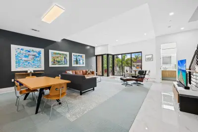 818 NE 2nd St, Fort Lauderdale: photo 1 of 45