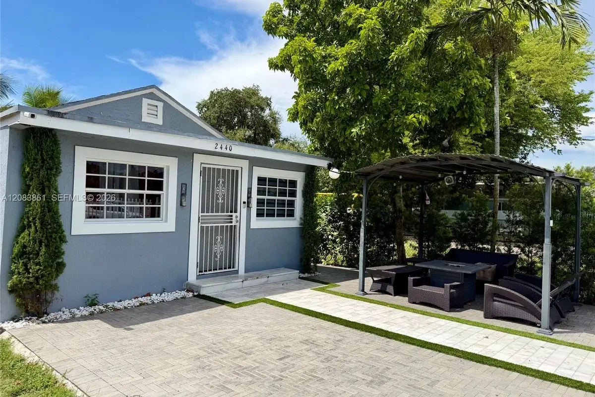 2440 NW 57th St, Miami: photo 1 of 16