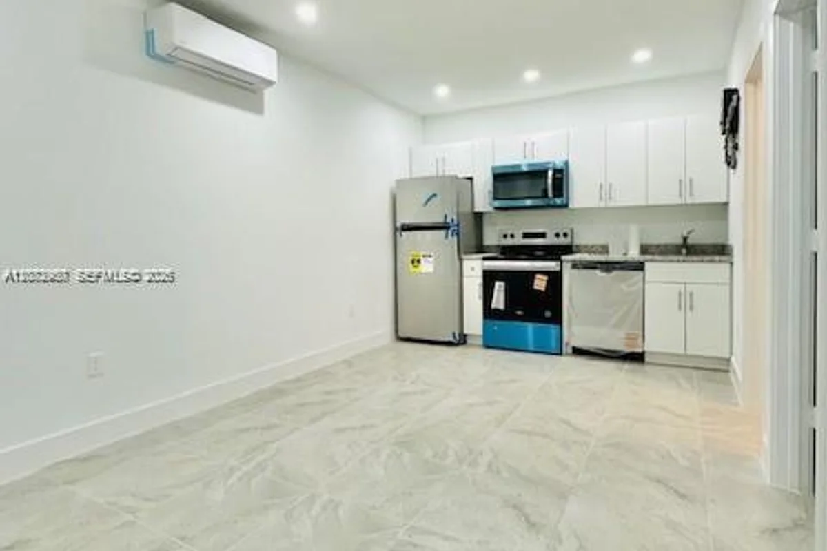 3300 SW 80th Ave, Miami: photo 1 of 12