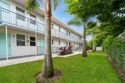 1950 NW 2nd Ct #6, Miami: photo 1 of 14