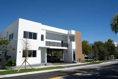 500 Foster Rd #C, Hallandale Beach: photo 1 of 11