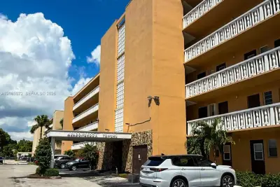 301 NE 14th Ave #504, Hallandale Beach: photo 1 of 4