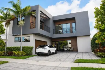 7560 NW 101st Ct, Doral: photo 1 of 52
