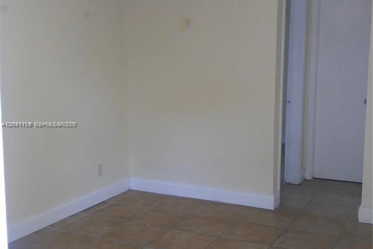 2441 SW 27th Ave #3, Miami: photo 1 of 4