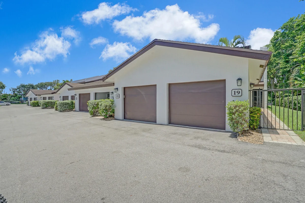 1301 N Riverside Dr #19, Pompano Beach: photo 1 of 47