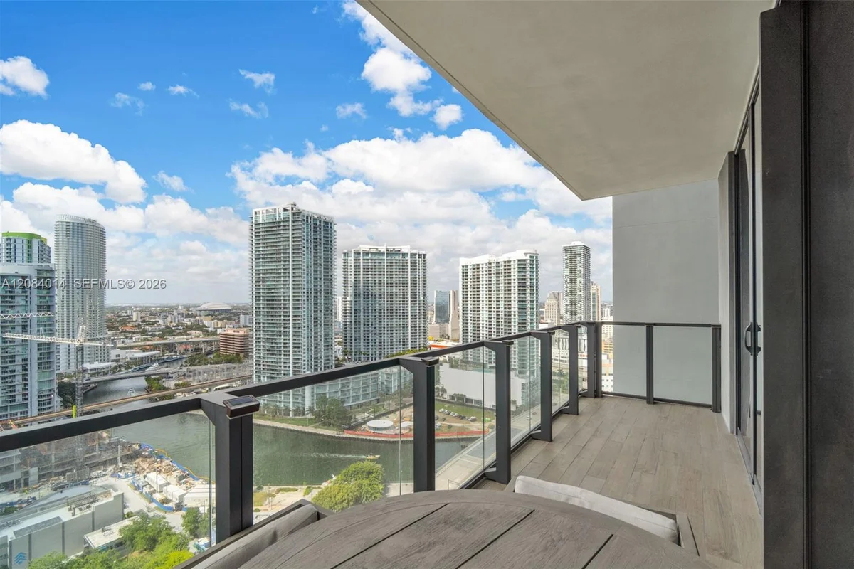 68 SE 6th St #2406, Miami: photo 1 of 24