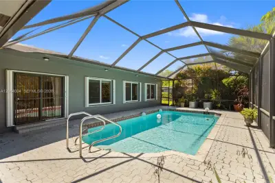 9299 NW 13th Ave, Miami: photo 1 of 37
