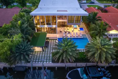521 Holiday Dr, Hallandale Beach: photo 1 of 45