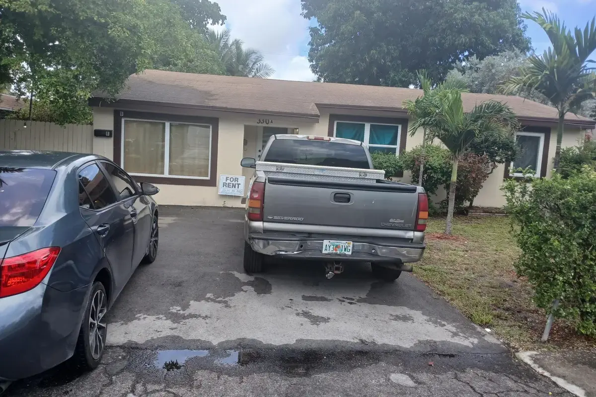 330 SW 14th St, Dania Beach: photo 1 of 12