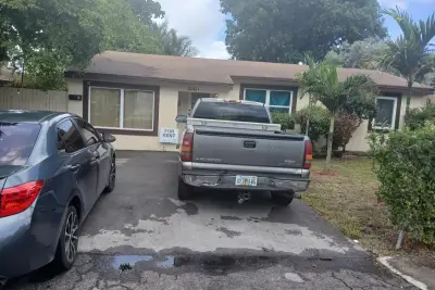 330 SW 14th St, Dania Beach: photo 1 of 12