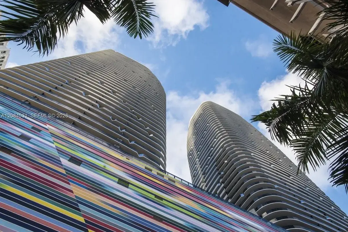 Condo in Miami: photo 1 of 4