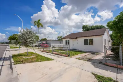 4795 E 8th Ct, Hialeah: photo 1 of 27