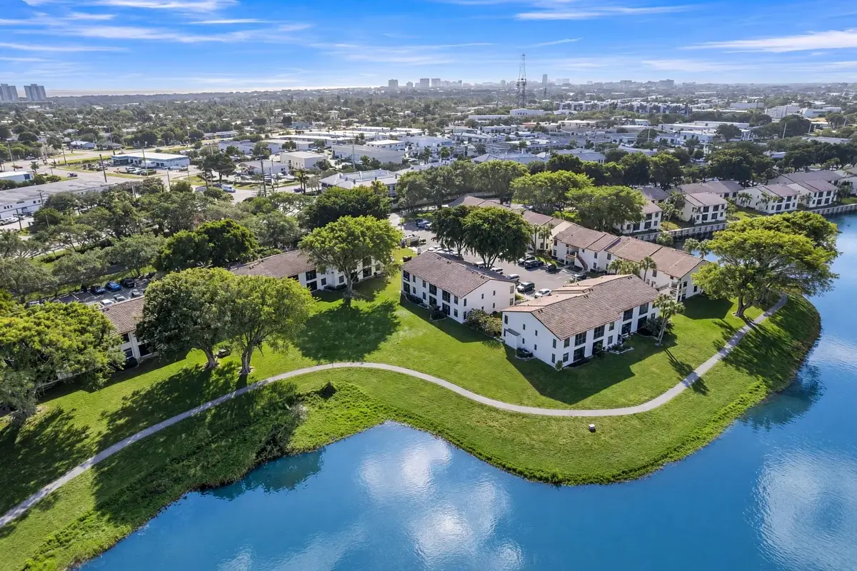 2800 Palmwood Ter #2220, Boca Raton: photo 1 of 10