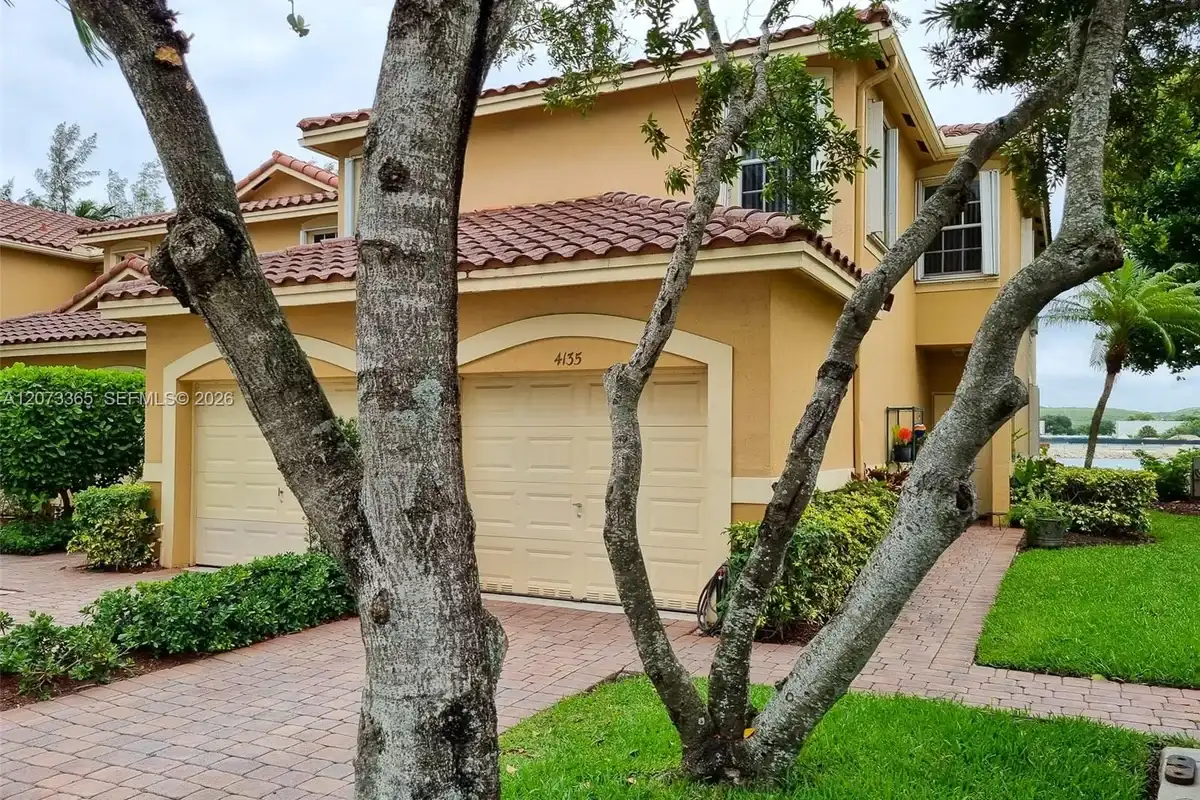 4135 Crystal Lake Dr, Deerfield Beach: photo 1 of 9