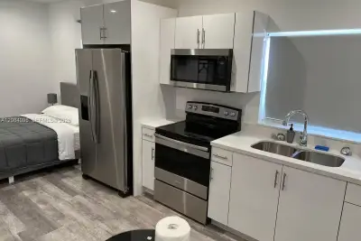 2285 NW 2nd St #5, Miami: photo 1 of 9