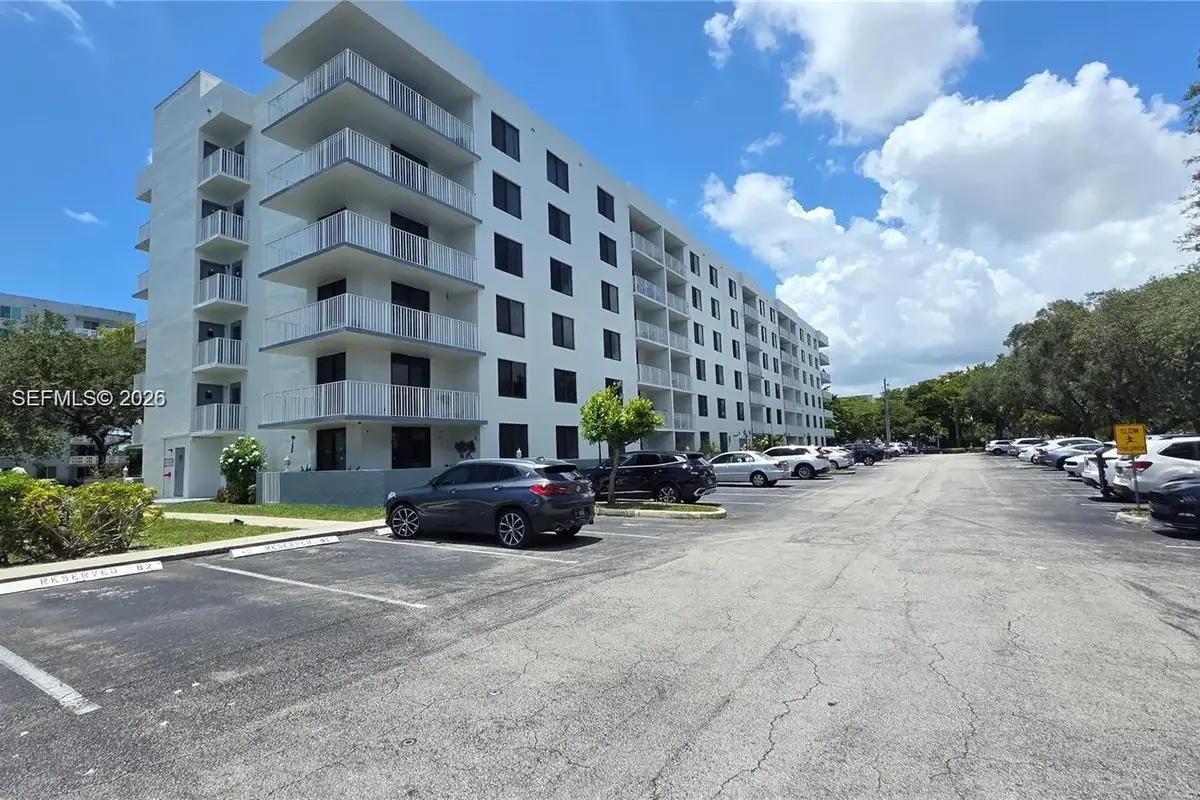 901 Hillcrest Dr #215, Hollywood: photo 1 of 34