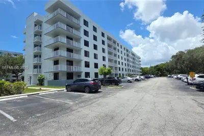 901 Hillcrest Dr #215, Hollywood: photo 1 of 34