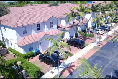 1035 NE 207th Ter, Miami: photo 1 of 18
