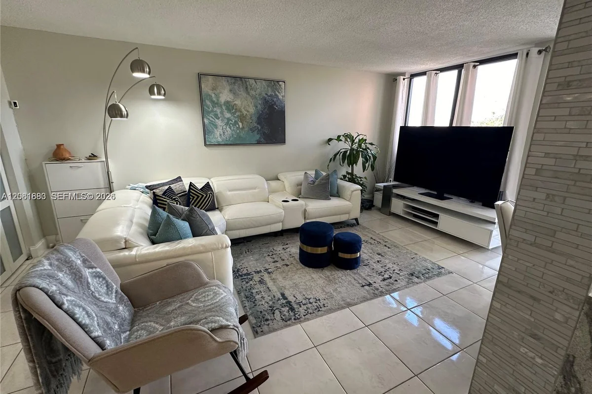 9410 W Flagler St #410, Miami: photo 1 of 21