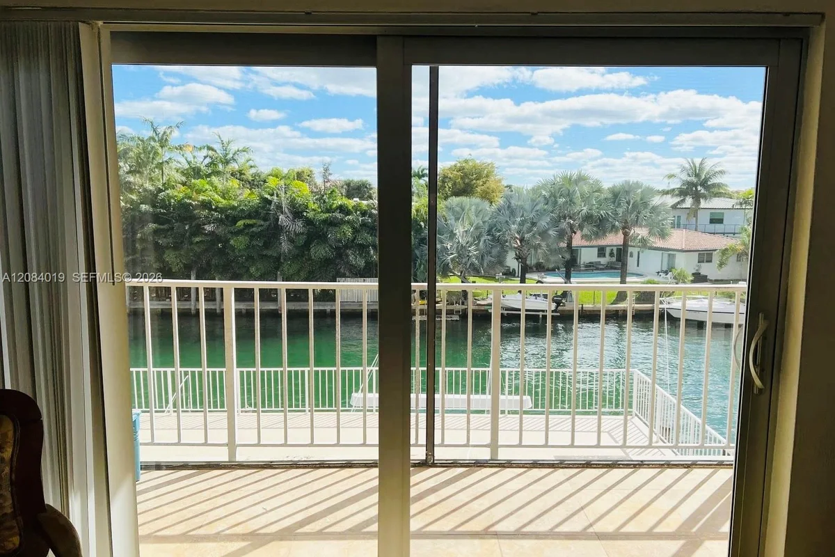 Condo in North Miami: photo 1 of 18