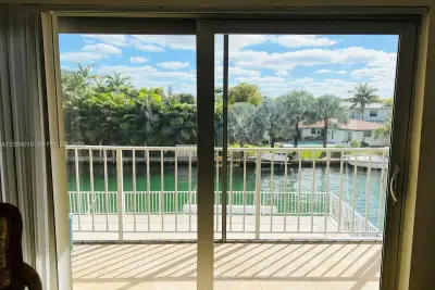 Condo in North Miami: photo 1 of 18